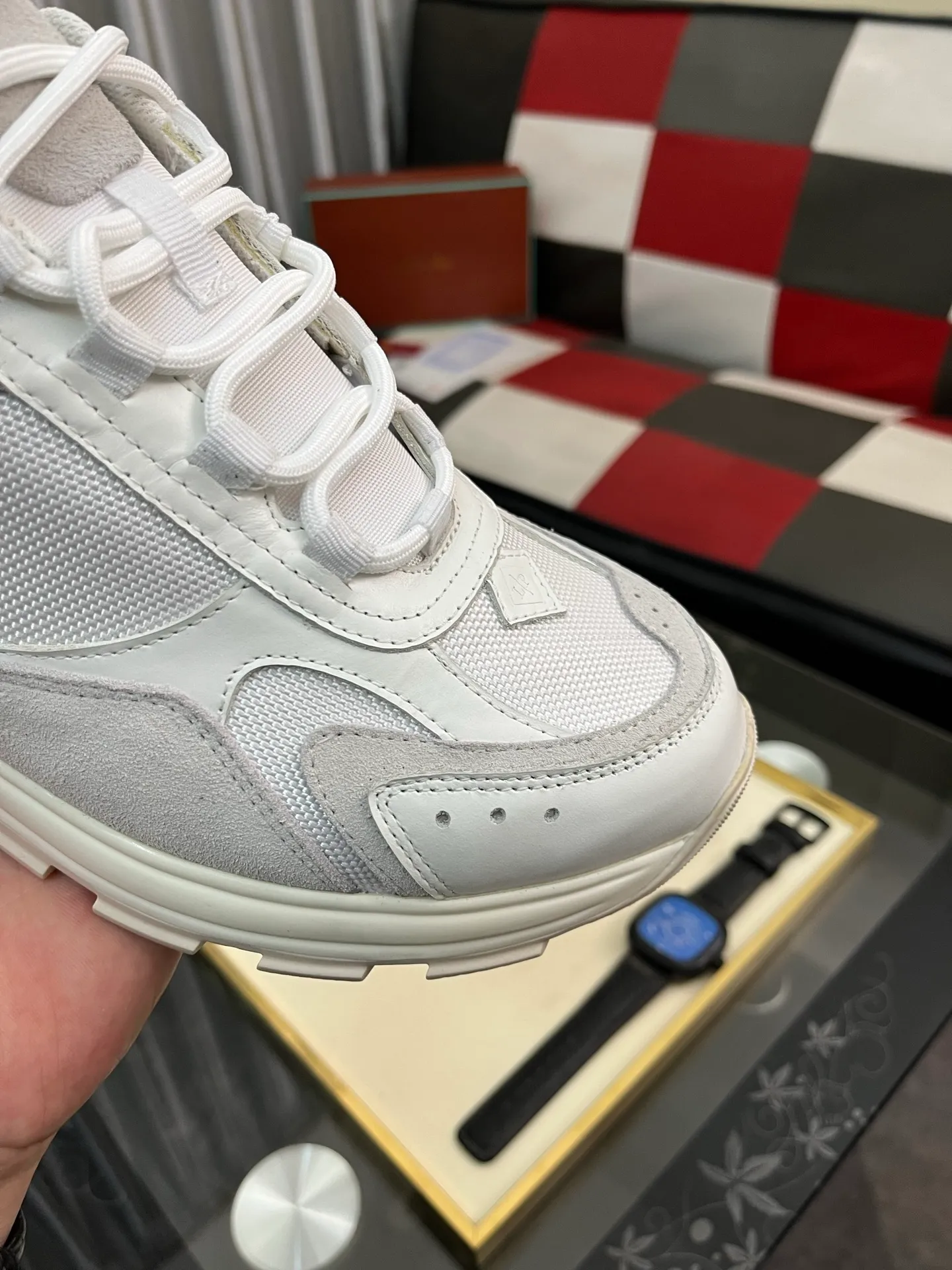 Men's shoes 💰520 ⌚️⌚️ Loro Piana's classic popular lp top version of Pili casual shoes. It turns out that these are the casual shoes that are said to be able to walk 20,000 steps without tiring your feet. This pair has both good looks and feel. You will be completely lost as soon as you step on it ~ The minimalist design is eye-catching and durable, and it is a bonus for dressing. The soft feeling on the feet has outstanding texture, and it is very nice without abrasion on the feet. The soft and waxy soles make it easy to wear for daily use for a long time. Who can resist a pair of versatile and good-looking loafers? Don't be too elegant at all, the feel and texture of the feet are good, the key is to make the legs look longer and not tire the feet, the main thing is that it is just right!        Material: Original cowhide Lining: Original sheepskin Outsole: Original sole Size: 38-44